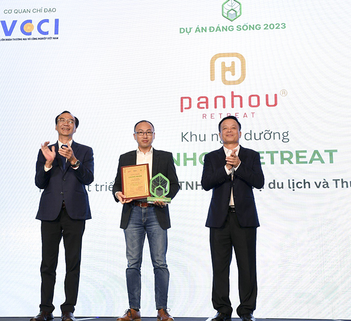 Ông Kiên Lê – CEO Panhou Retreat nhận Chứng nhận “Khu nghỉ dưỡng được yêu thích nhất năm 2023” từ Ban Tổ chức và đại diện Cục Du lịch Quốc gia Việt Nam